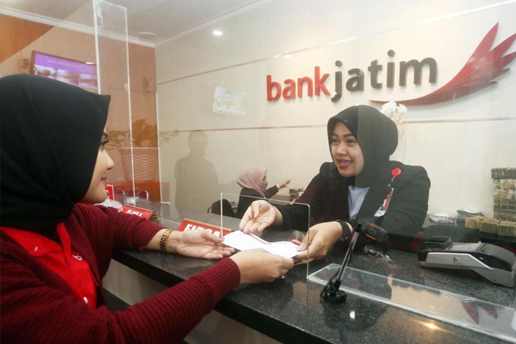 Ilustrasi - Transaksi di Bank Jatim. (FOTO; Dok.Humas Bank Jatim) 