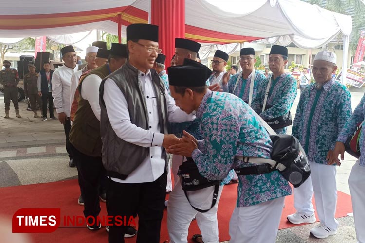 Bupati Majalengka, H Karna Sobahi melepas 374 jamaah haji. (FOTO: Jaja Sumarja/TIMES Indonesia)