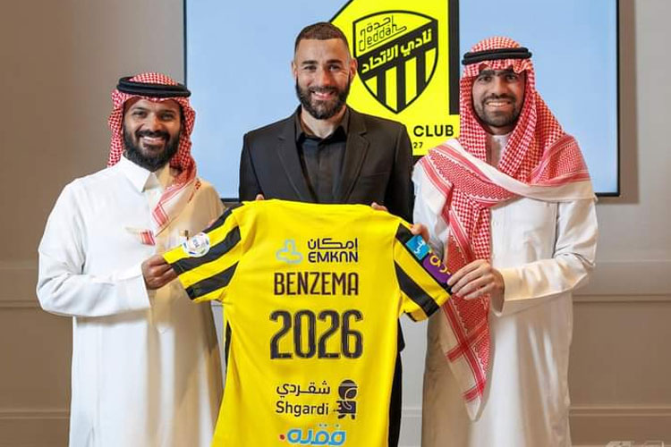 Karim Benzema memamerkan kostum Al Ittihad. Pemain Prancis tersebut di kontrak tiga musim oleh klub juara Liga Arab Saudi. (Foto: Al Ittihad)