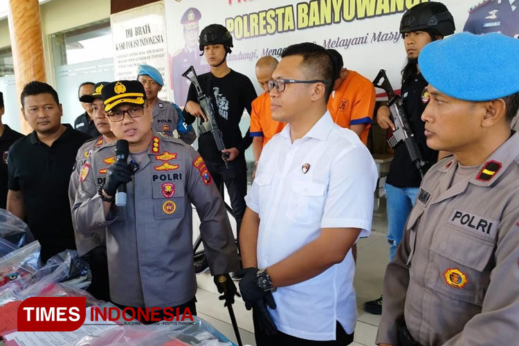 Foto A. Kapolresta Banyuwangi, Kombes Pol Deddy Foury Millewa, didampingi Kasatreskrim Polresta Banyuwangi, Kompol Agus Sobarnapraja, saat mempublik pengungkapan perkara pembobol mesin ATM di Indomaret Banyuwangi. (Foto: Ahmad Sahroni)Foto B. Kapol