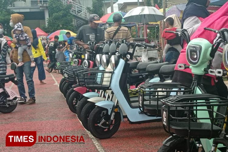 Sepeda Listrik yang mulai digandrungi oleh masyarakat, karena dipandang lebih simpel dan elonomis. (FOTO: dok. TIMES Indonesia)