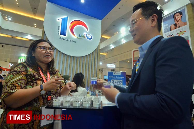 CEO PT SML, Siu Min (kanan) bersama Managing Director Food and Personal Care PT. SML, Yulia Rosaline (kiri) saat mengikuti Pameran Indonesia Cosmetic Ingredient (ICI) 2023 di Grand City Surabaya, Rabu (7/6/2023). (FOTO: Lely Yuana/TIMES Indonesia)