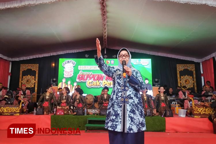 Bupati Jombang Mundjidah Wahab saat acara penutupan TMMD di Desa Klitih, Kecamatan Plandaan, Rabun(7/6/2023) malam. (Foto: Bambang Cahyono/TIMES Indonesia)