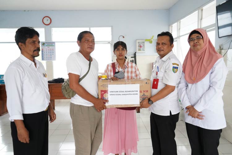 Dinas Sosial Kabupaten Kediri saat memberikan bantuan kepada korban kebakaran pasar gringging (Foto: Diskominfo Kabupaten Kediri)