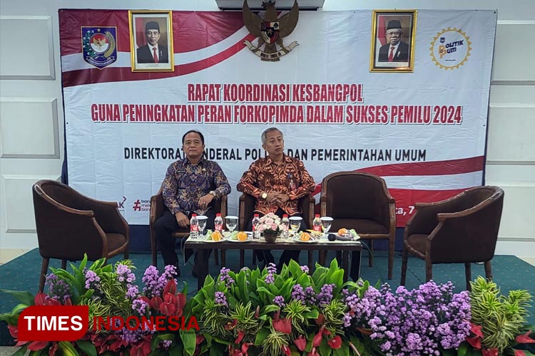 Direktur Kewaspadaan Nasional Kemendagri, Sri Handoko Taruna bersama Kepala Bakesbangpol Jatim, Eddy Supriyanto saat membuka Rakor Kesbangpol Peningkatan Peran Forkopimda dalam Mensukseskan Pemilu 2024 di Surabaya, Rabu (7/6/2023) malam.(Foto