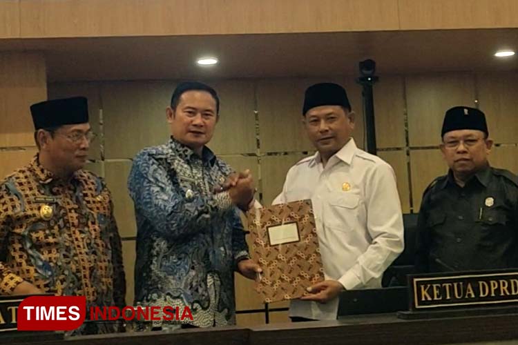 Ketua DPRD Lamongan Abdul Ghofur menyerahkan laporan pandangan umum dari tujuh fraksi saat Rapat Paripurna Hari Kedua dalam agenda PU Fraksi atas Laporan Pertanggungjawaban Pelaksanaan APBD 2022, Kamis (8/6/2023), (Foto: Nuril Huda/TIMES Indonesia)