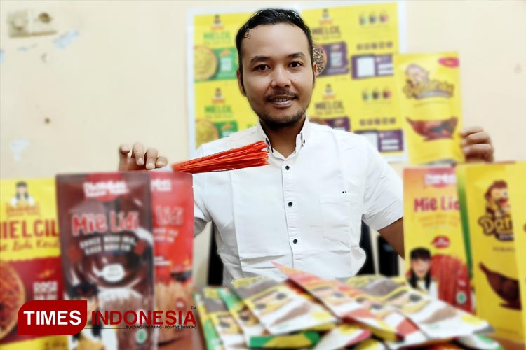 Joko, pria muda asal Ponorogo sukses mengembangkan usaha Snack mie lidi dhardhes. (Foto:Marhaban/TIMES Indonesia)