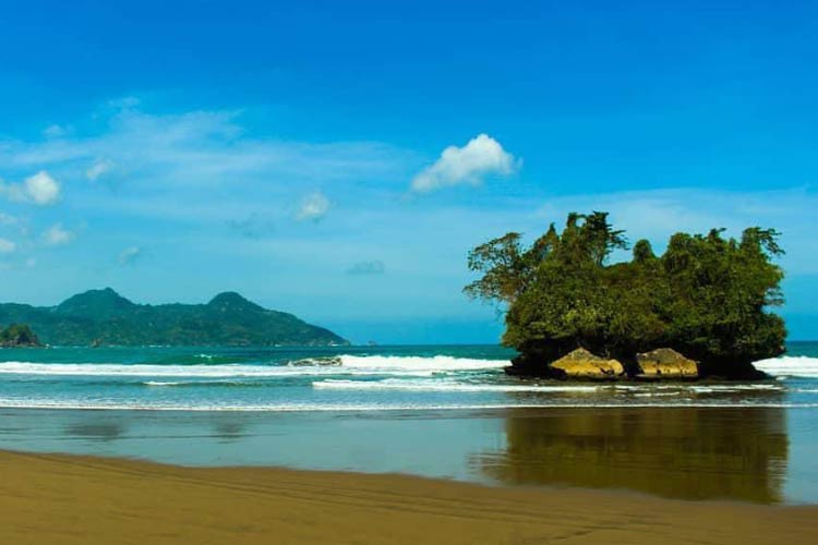 Menyaksikan Keindahan Matahari Terbenam di Pantai Pelang Trenggalek