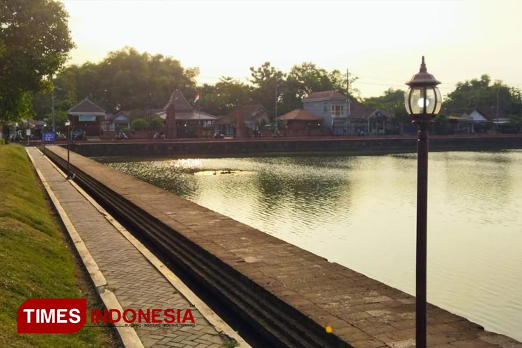 Pemandangan Kolam Segaran di Desa Trowulan, Kabupaten Mojokerto, Jawa Timur ketika sore hari, Kamis (8/6/2023) (FOTO: Thaoqid Nur/TIMES Indonesia)