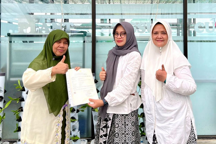 Penyerahan sertifikat paten sederhana kepada Dr. Gatra Ervi Jayanti, M.Si (tengah) dan Ir. Tintrim Rahayu, M.Si (kanan) oleh ketua sentra HKI dan Inovasi Unisma Dr. Siti Asmaniyah M., SP., MP. (kiri). (FOTO: AJP TIMES Indonesia)
