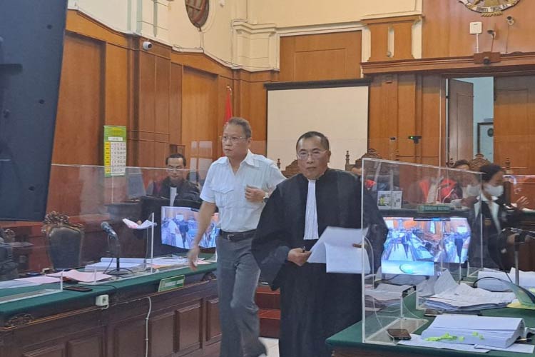 Prosesi persidangan di Pengadilan Negeri Surabaya.