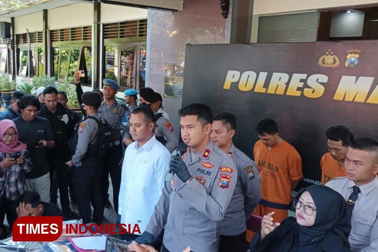 Wakapolres Malang Kompol Wisnu Setiawan Kuncoro ketika merilis Pembunuhan Driver Taksi Online di dunia. (Foto : Binar Gumilang/TIMES Indonesia).