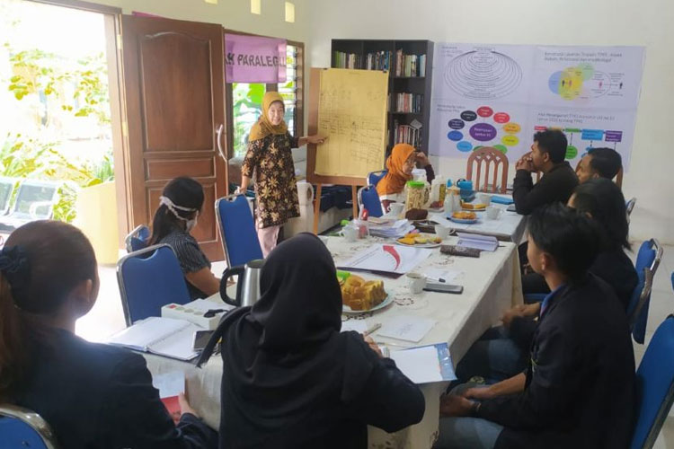 Keseruan Outing Class Matkul HPPA FH UWG Malang, Kupas Santai Hukum KDRT