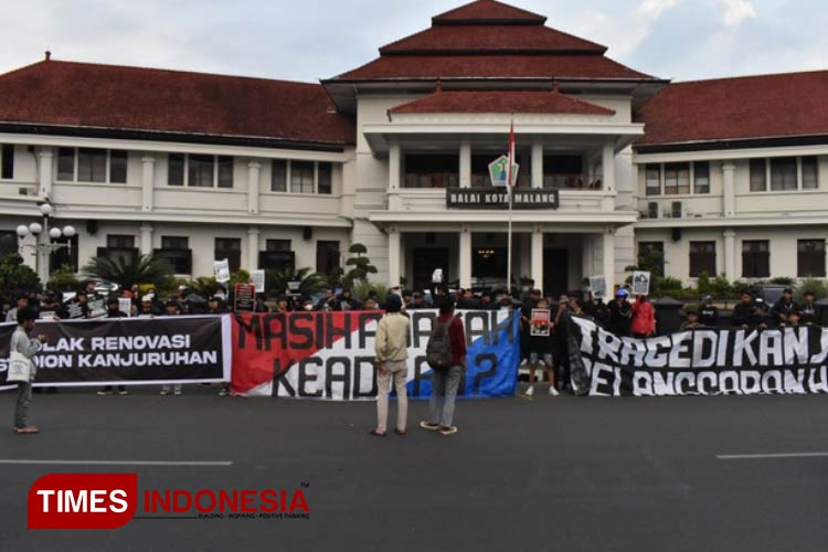 Kepung Balai Kota Malang, Ratusan Massa Aksi Kamisan Ingatkan Tragedi Kanjuruhan
