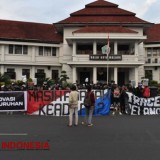 Kepung Balai Kota Malang, Ratusan Massa Aksi Kamisan Ingatkan Tragedi Kanjuruhan