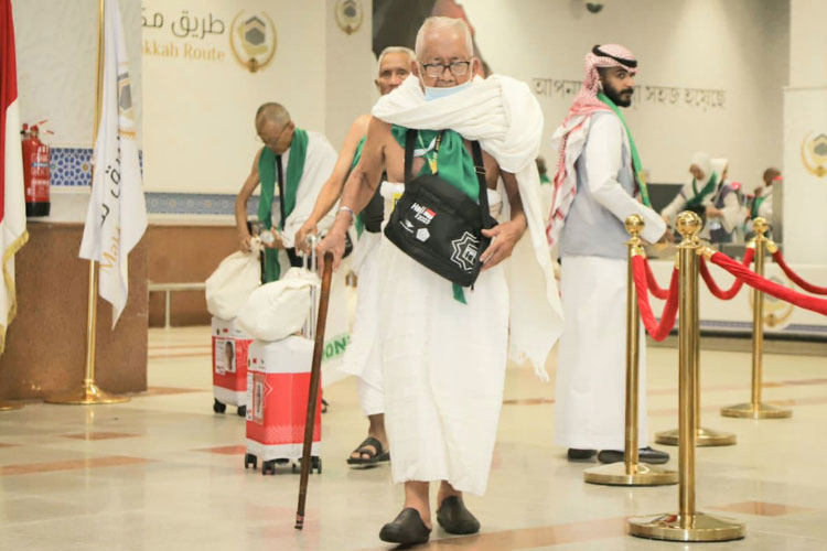 Jemaah Haji Lansia Disarankan Tidak Terburu-buru saat Berjalan, Hindari Jatuh dan Cedera