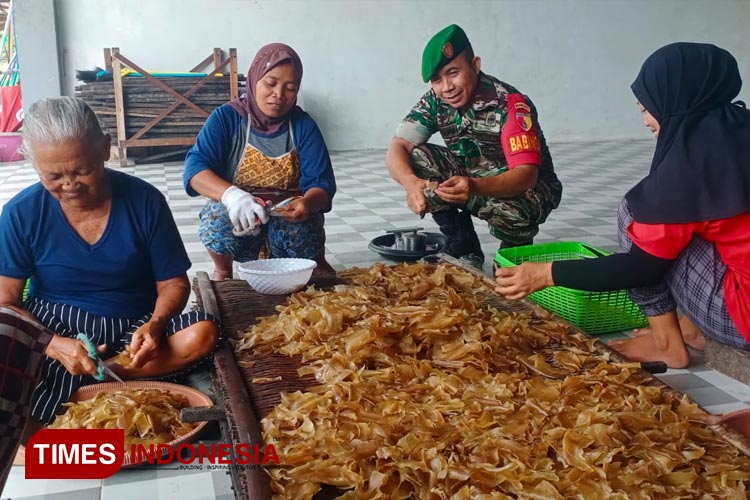 Kisah Babinsa Sertu Asfahani, Berpenghasilan Rp 30 Juta per Bulan dari Kerupuk Rambak Sapi