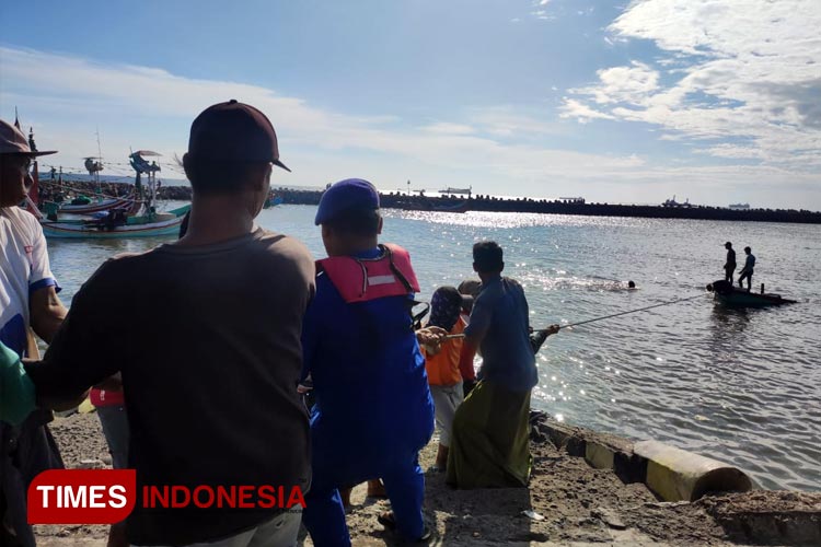 Proses evakuasi tiga ABK dari service boat yang karam saat antarkan 5 ton air tawar di perairan Situbondo. (FOTO: Humas Polres Situbondo for TIMES Indonesia) 
