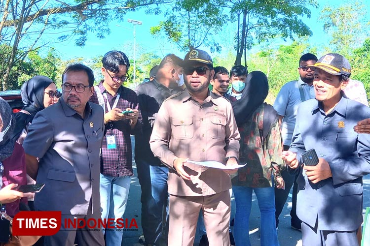 Abdul Malik bersama Komisi III DPRD Bontang saat meninjau lokasi tanah makam di Jalan Flores, Kelurahaan Kanaan, Bontang. (Foto: Kusnadi/TIMES Indonesia)