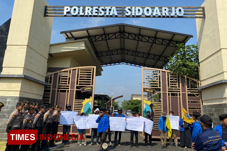 Puluhan mahasiswa yang tergabung dalam Pergerakan Mahasiswa Islam Indonesia (PMII) Cabang Sidoarjo, aksi unjuk rasa di depan Polresta Sidoarjo (Rudi Mulya/TIMES Indonesia)