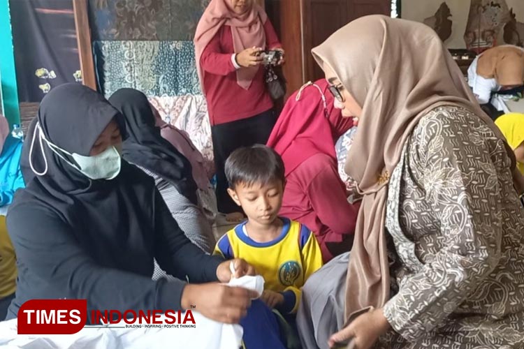 Nunuk Rachmati owner Pesona Batik saat memberikan arahan kepada siswa dan wali murid TK Negeri Pembina Jombang mengenai tata cara membatik yang benar pada kegiatan P5 di Galeri, Jum'at (9/6/2023). (FOTO: Rohmadi/TIMES Indonesia) 
