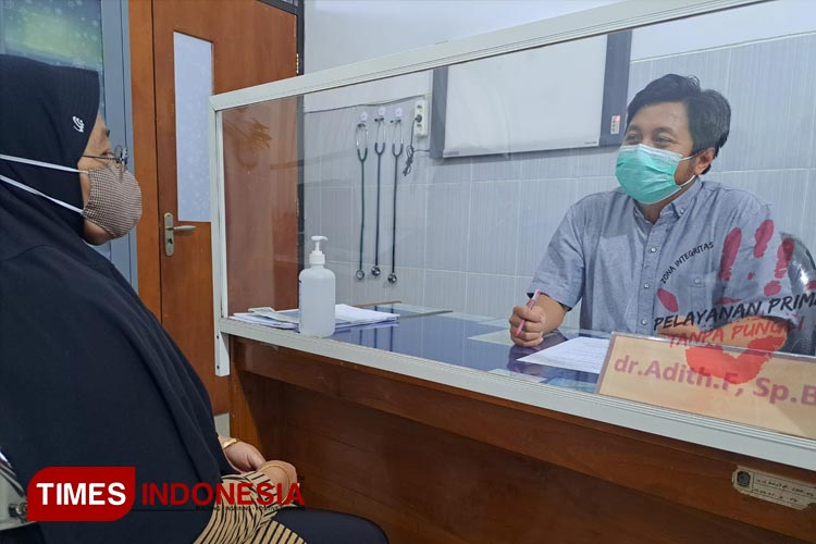 Poli bedah RSUD Genteng, saat menerima pasien untuk memeriksa dan mendeteksi dini Penyakit kanker payudara. (Humas RSUD untuk TIMES Indonesia)