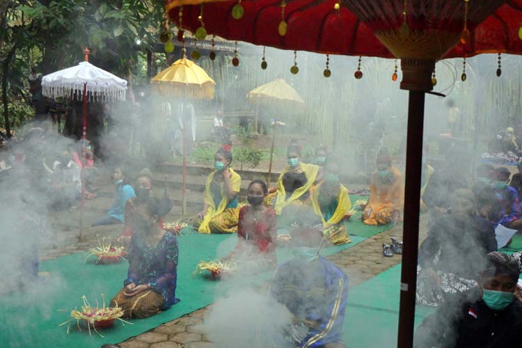 Ilustrasi - Upacara adat ulur-ulur di telaga Buret, Desa Sawo, Kecamatan Campurdarat, Tulungagung. (Foto: Antara/Destyan)
