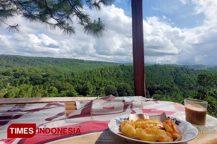 Suasana menikmati kopi dan pisang goreng di Warung nasi Barokah Jalan Raya Pakel, perbatasan Dusun Sengkan Samak, Desa Macanputih, Kecamatan Kabat, Banyuwangi, Jawa Timur. (FOTO : Anggara Cahya /TIMES Indonesia)