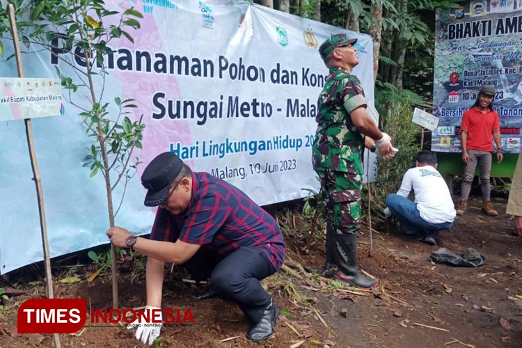 Peduli Lingkungan, Aktivis Pegiat Lingkungan Bersih&#45;bersih Sungai Metro di Malang