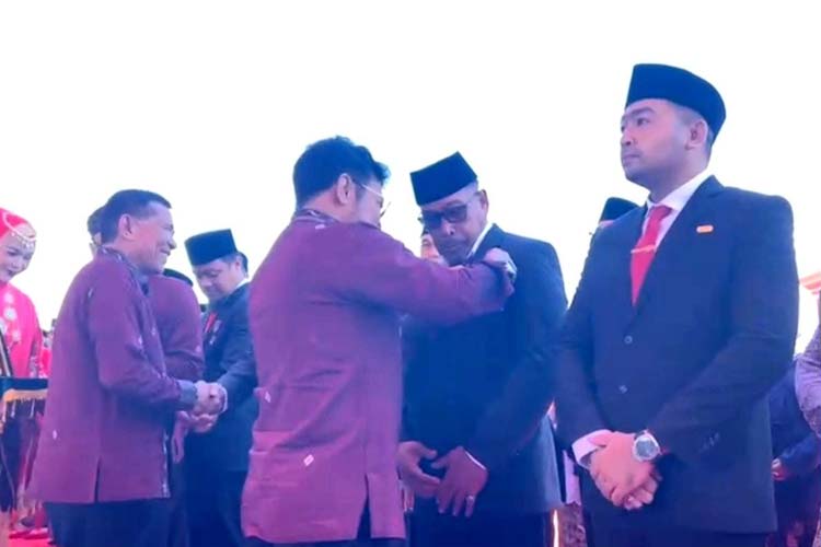 Gubernur Maluku Murad Ismail Terima Tanda Jasa Satyalencana Wira Karya