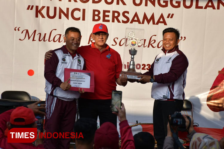 Wakil Bupati Majalengka, Tarsono D Mardiana menerima piala juara umum pada Porsenitas ke-X. (FOTO: Hendri Firmasyah/TIMES Indonesia)