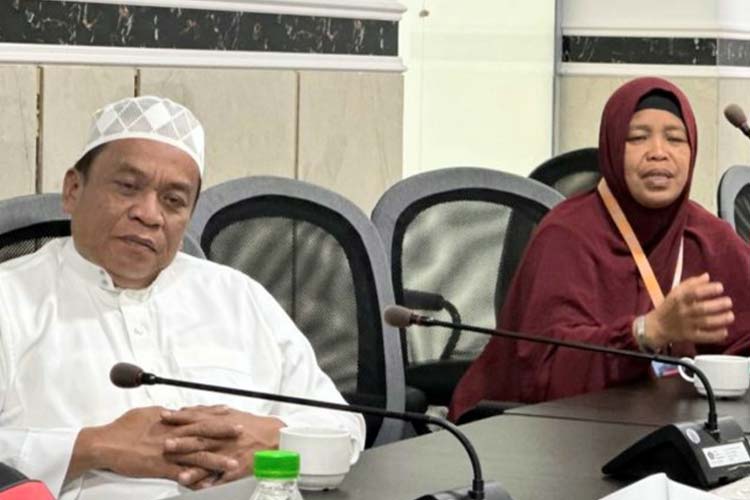 Ukkas dan Atikah menjelaskan pelayanan yang diterima jemaah haji di Madinah. (Foto: MCH 2023)