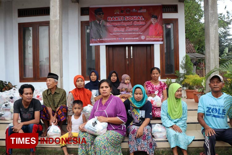 Kegiatan berbagi paket sembako dalam rangka memperingati Hari Lahir Bung Karno di Bondowoso. (FOTO: Moh Bahri/TIMES Indonesia)