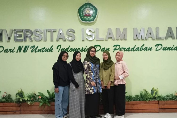 Tim Program Rumah Kreatif Mahasiswa FMIPA Unisma Malang Rumah Edukasi Halal. (FOTO: AJP TIMES Indonesia)