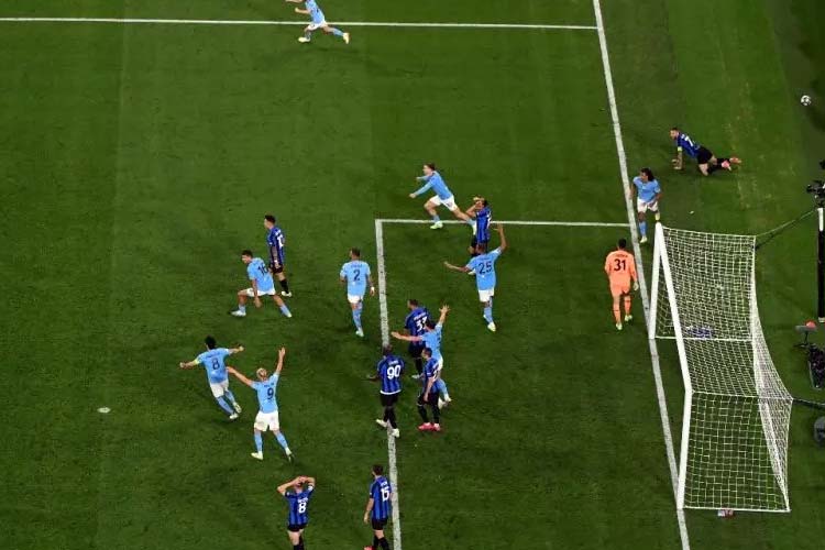 Para pemain Manchester City merayakan keberhasilan mereka memenangkan pertandingan final Liga Champions kontra Inter Milan di Stadion Ataturk Olympic, Istanbul, Turki, Sabtu (10/6/2023). (Foto: ANTARA/AFP/OZAN KOSE)