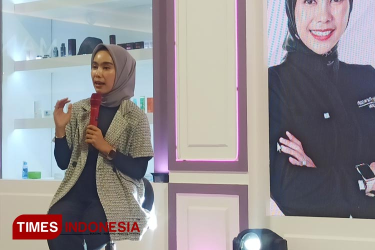 dr Linda Purwasih saat menjadi pemateri Talkshow Beauty Brings Improvement di Pakuwon Mall Surabaya, Sabtu (10/6/2023).(Foto: Lely Yuana/TIMES Indonesia)