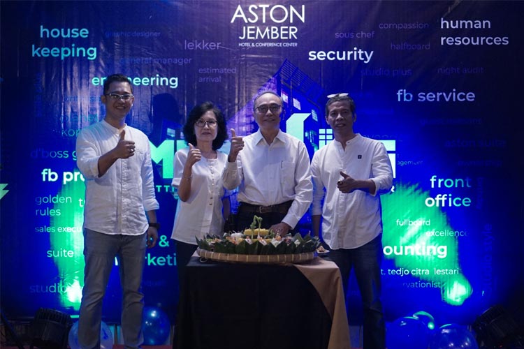 Pemotongan tumpeng oleh GM ASTON Jember, Wahyu Ari Saputro dalam acara syukuran 10 tahun ASTON Jember. (Foto: ASTON Jember for TIMES Indonesia)