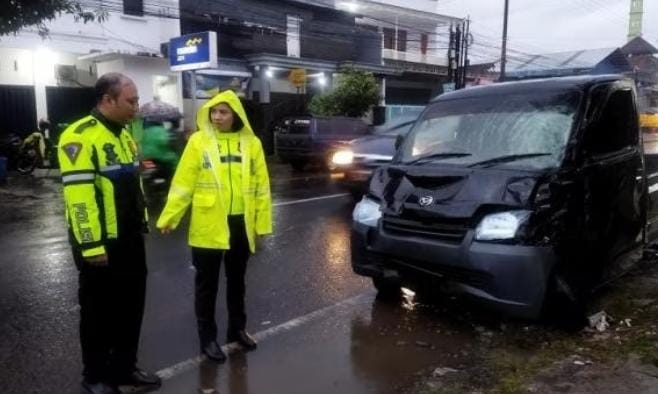 Pikap GrandMax yang menabrak tiga motor. (Foto: Polres Malang)