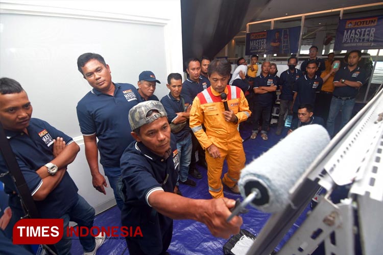 Para tukang mendapatkan pelatihan aplikasi cat dalam Program Jotun Master Painter Training di Surabaya, Senin (12/6/2023). (FOTO: Lely Yuana/TIMES Indonesia)