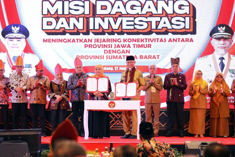 Gubernur Khofifah bersama Gubernur Sumatera Barat, Mahyeldi Ansharullah menunjukkan kesepakatan kerja sama antar kedua provinsi, Senin (12/6/2023). (FOTO; Dok.Humas Pemprov Jatim) 