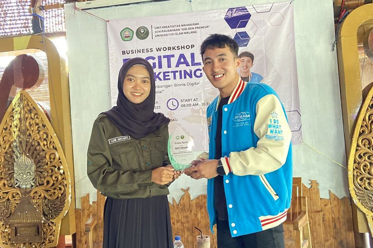 Kembangkan Bisnis Lokal, UKM Kewirausahaan Unisma Malang Gelar Workshop Digital Marketing di Kopi Tani