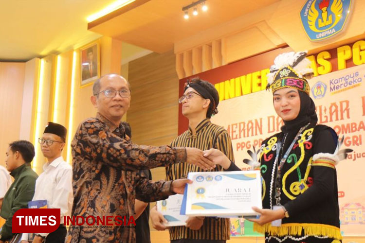 Penyerahan juara I oleh Rektor UNIPMA, Dr. Supri Wahyudi Utomo, M.Pd. (Foto: Humas UNIPMA for TIMES Indonesia)