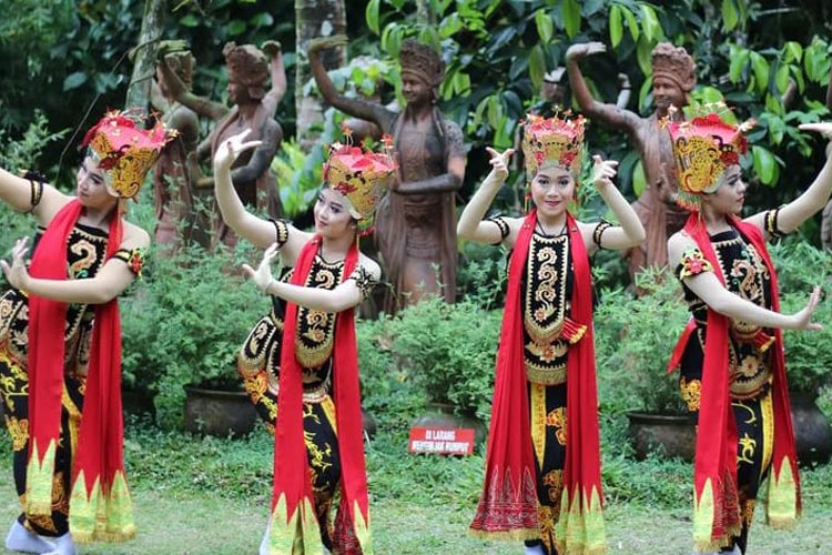 Pesona Ratusan Penari Taman Gandrung Terakota Banyuwangi