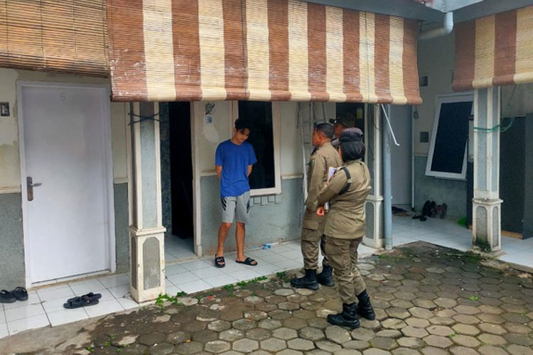 Petugas Satpol PP Kota Malang saat menggrebek lokasi usaha PS VIP Room dan Kamar Mandi dalam. (Foto: Dok. Satpol PP Kota Malang/TIMES Indonesia)