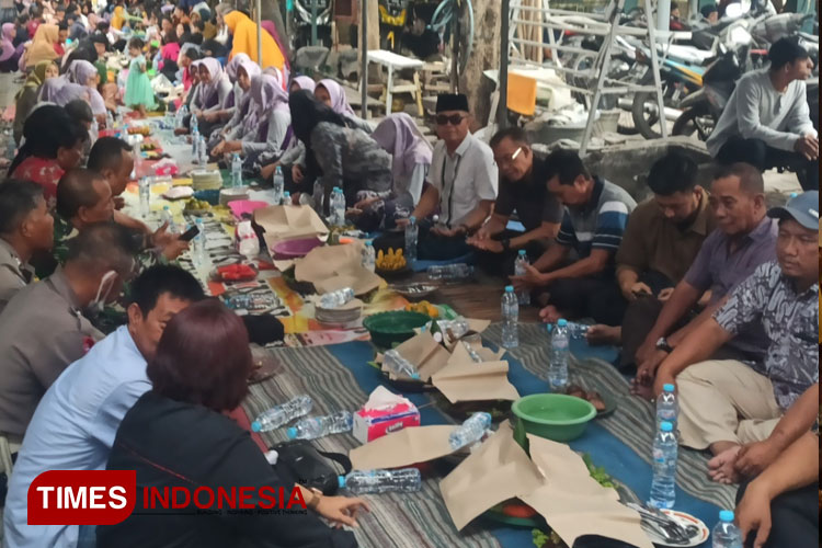 Nelayan Morokrembangan Melestarikan Sedekah Laut Sejak 1921 
