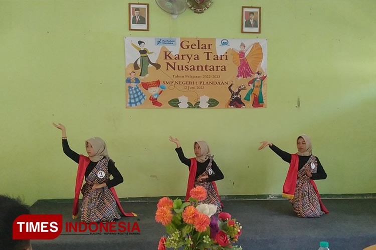 Siswa-siswi SMPN 1 Plandaan Jombang dalam kegiatan gelar karya tari tradisional nusantara, Senin, (12/6/2023). (FOTO: Bambang Cahyono/TIMES Indonesia)