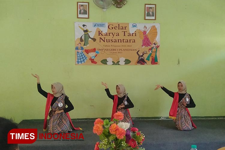 Ini Cara SMPN 1 Plandaan Lestarikan Tari Tradisional Nusantara