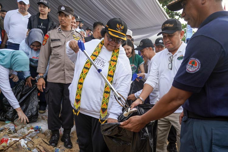 Hari Lingkungan Hidup 2013, KLHK RI Gelar Aksi Bersih Pantai di 135 Titik