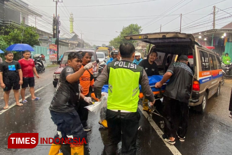 Polisi saat mengevakuasi korban Tabrakan Maut di Pakis Kabupaten Malang. (Foto: dok TIMES Indonesia)