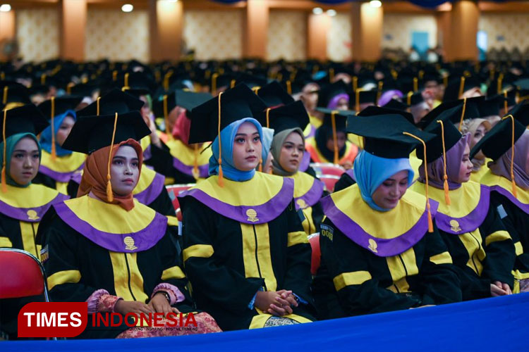 Menarik! Kuliah Sambil Kerja, Biaya Terjangkau Gaji Tetap Stabil Hanya di UT Surabaya